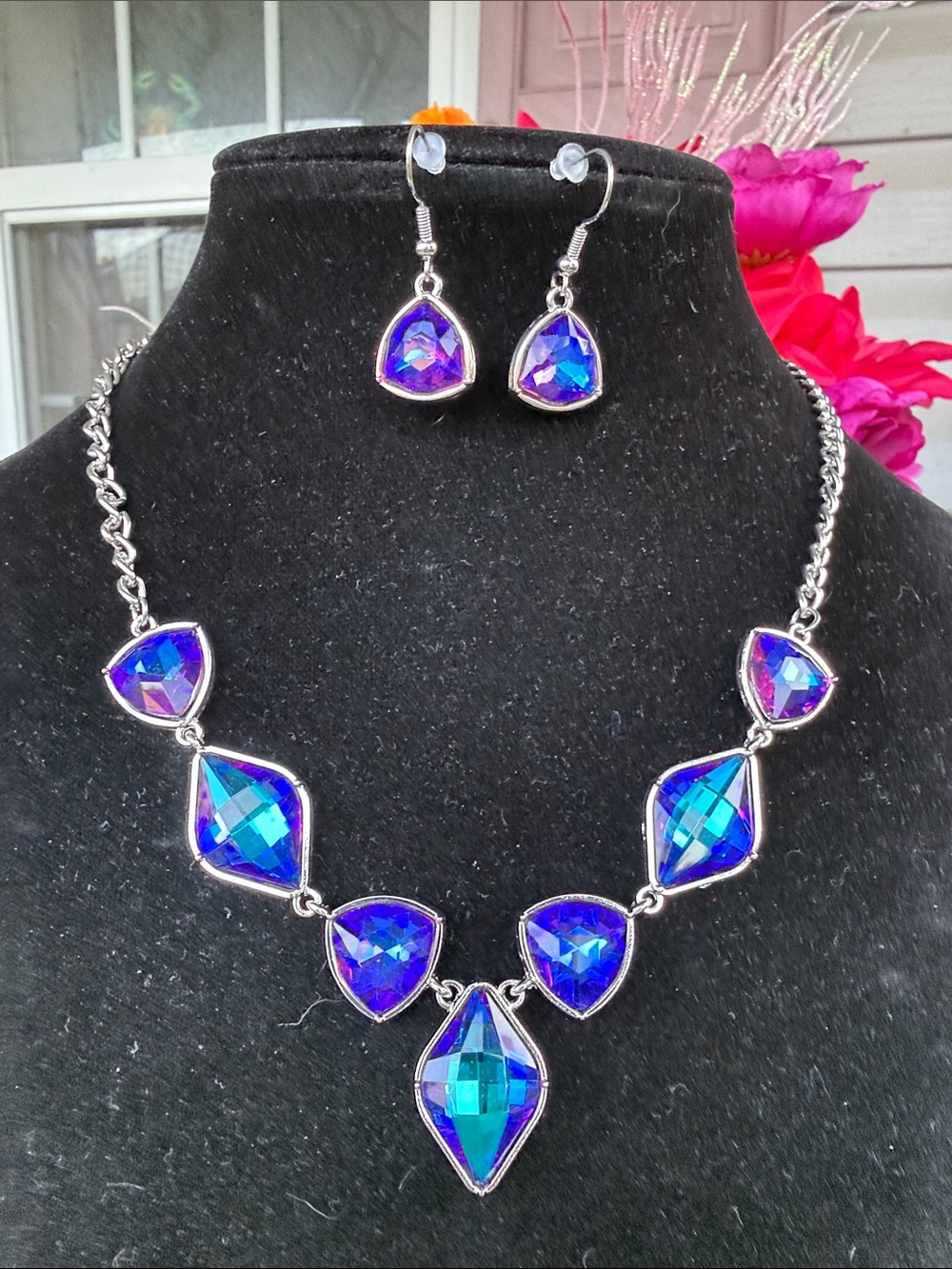New Women’s 12” Blue Iridescent Faceted Necklace & Earring Set